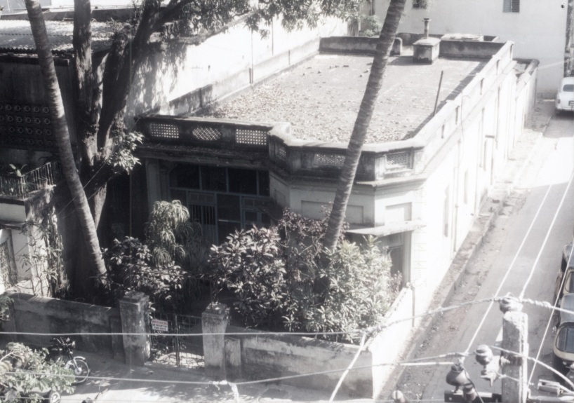 Above: TBN's residence at Third Cross, Malleswaram, Bangalore where he lived for most of his adult life. Through the late 1950s till the 70s, many legendary out-of-town musicians would stay briefly with TBN and his family here: Ariyakkudi Ramanuja Iyengar, Maharajapuram Santhanam, T.R.Mahalingam, M.S.Gopalakrishnan, Vellore Ramabhadran, S. Chandrashekar, M.D.Ramanathan, Balamuralikrishna... Some evenings, there would be informal chamber concerts in the living room, for a privileged audience of neighbours, friends and walk-in strangers!